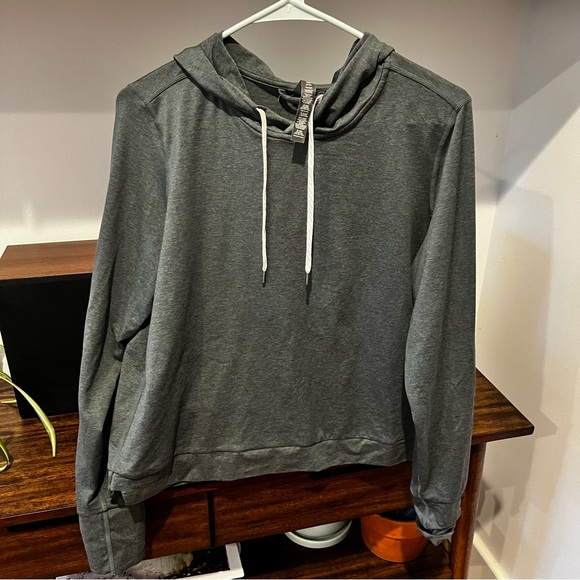 Vuori Tops - Vuori essential halo hoodie sz L green